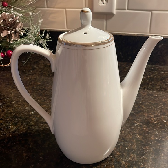 Vintage Royalton China Company Porcelain Teapot with some wear from age and use - Picture 7 of 14